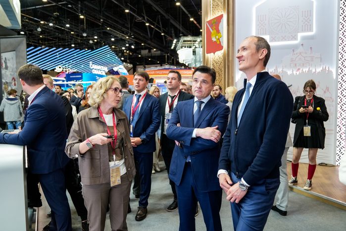 Дмитрий Григоренко осмотрел подмосковный стенд на ПМЭФ-2025