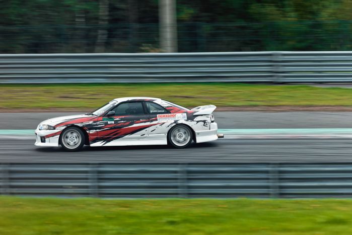 Дрифт-гонка автомобилей по автодрому Moscow Raceway на фестивале «Дрифт Экспо» в Волоколамске