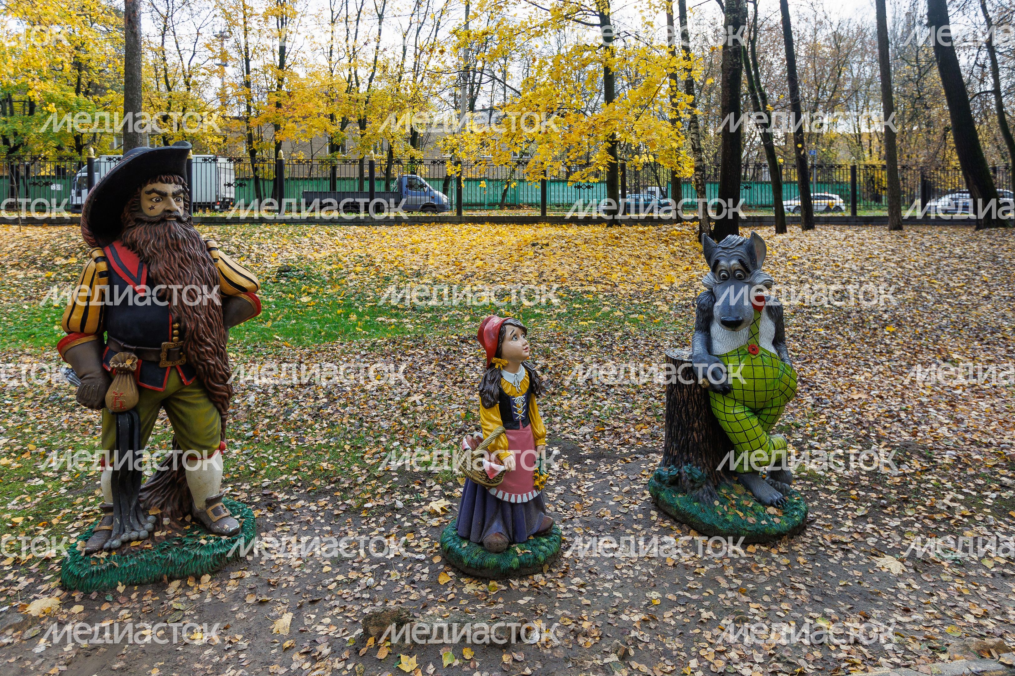 Аллея сказок в Центральном парке культуры и отдыха в Ногинске осенью Аллея сказок в Центральном парке культуры и отдыха в Ногинске осенью