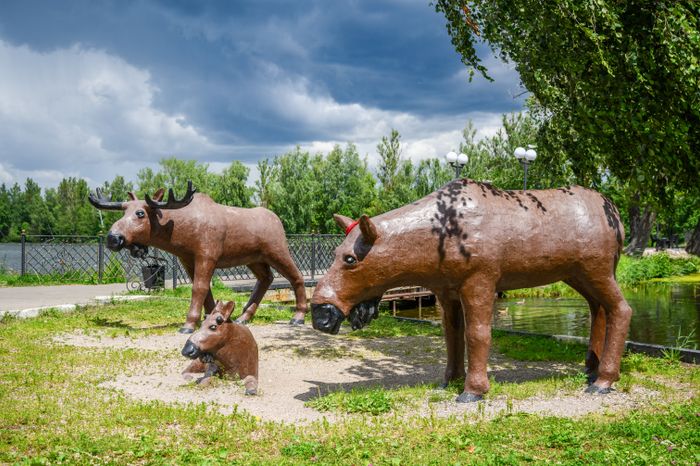 Скульптурная группа «Семья лосей» на улице Калинина города Электрогорск