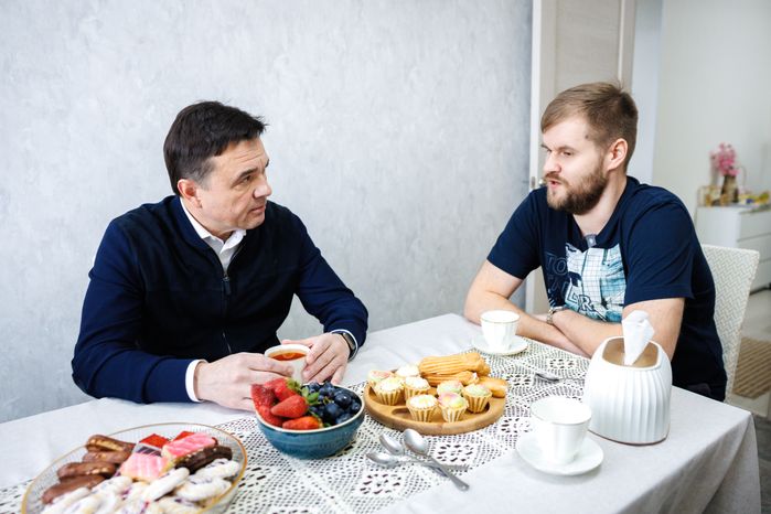 Андрей Воробьев навестил переселенцев из аварийного жилья в Сергиевом Посаде