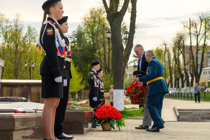 Возложение цветов к мемориалу в Дмитровском округе в преддверие Дня Победы