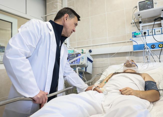 Андрей Воробьев встретился с жителями домов, поврежденных при атаке БПЛА