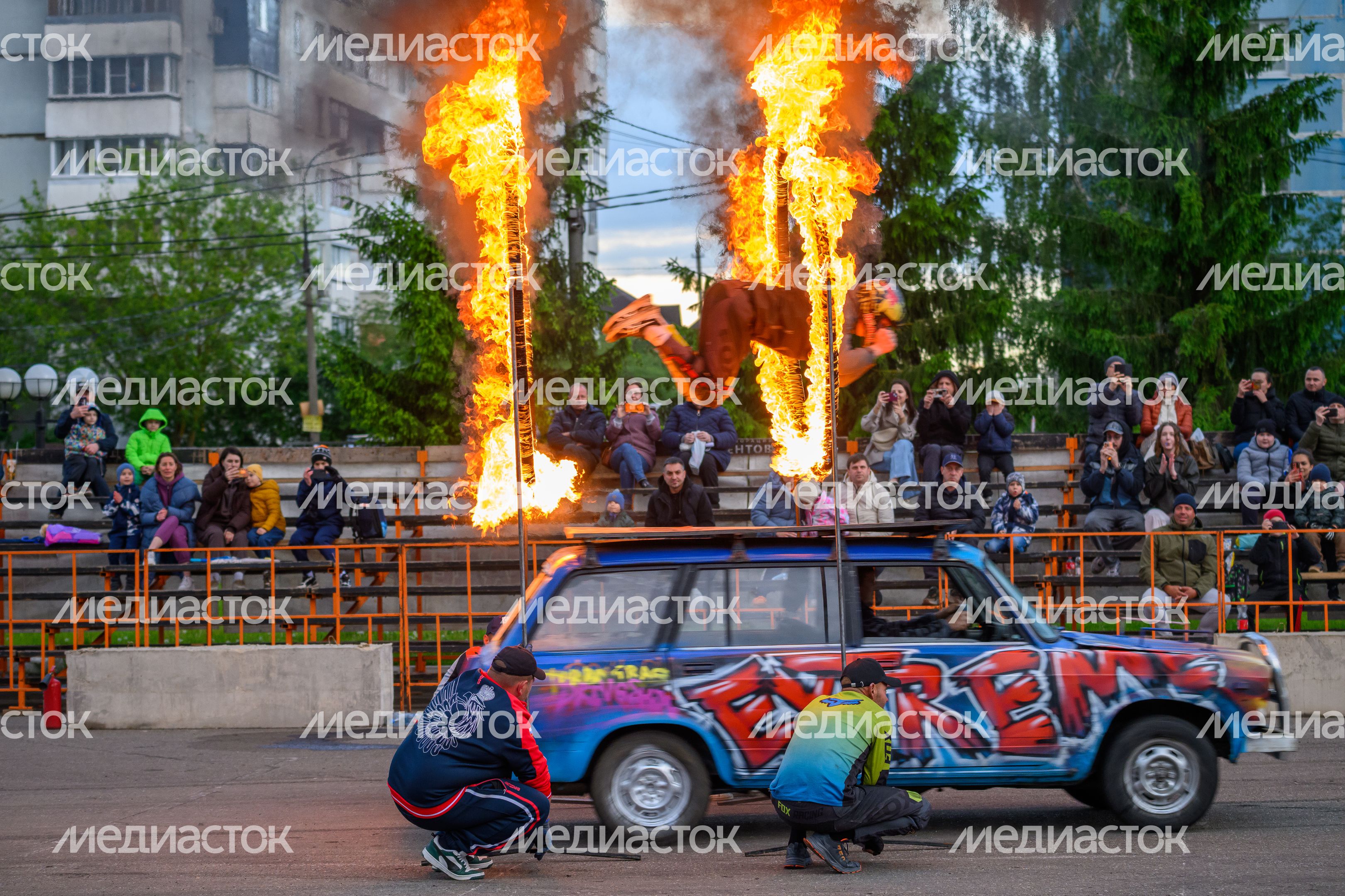 Экстремальная программа, яркие эмоции, адреналин и безумные трюки на автомобилях на шоу каскадеров в Чехове