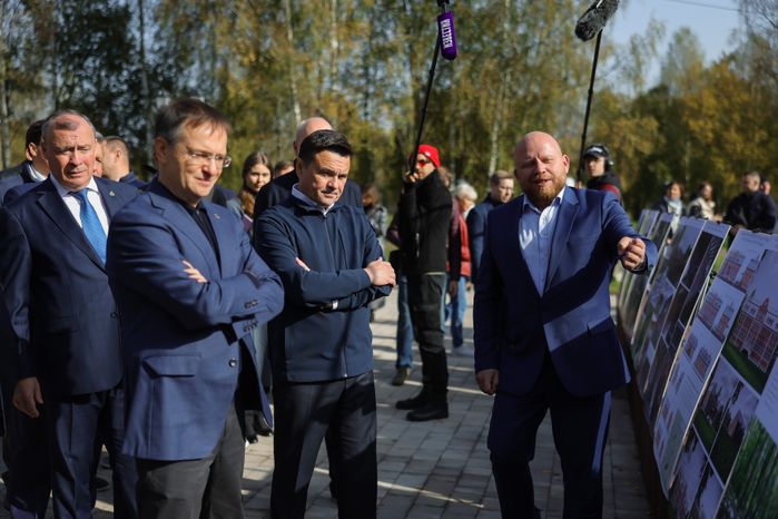 Андрей Воробьев и Владимир Мединский открыли Аллею правителей в усадьбе Татищева