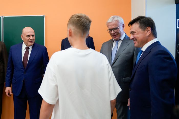 Михаил Мишустин, Андрей Воробьев и Сергей Кравцов поздравили с Днем знаний учеников и педагогов "Орбиты"
