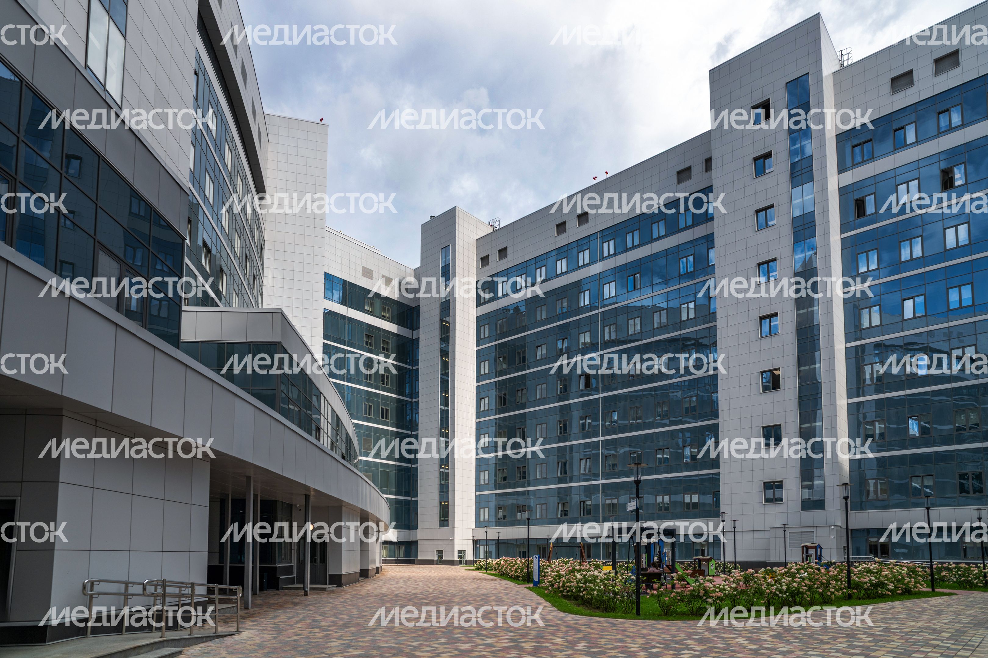Внутренний двор Детского клинического центра им. Л.М. Рошаля в Красногорске Внутренний двор Детского клинического центра им. Л.М. Рошаля в Красногорске