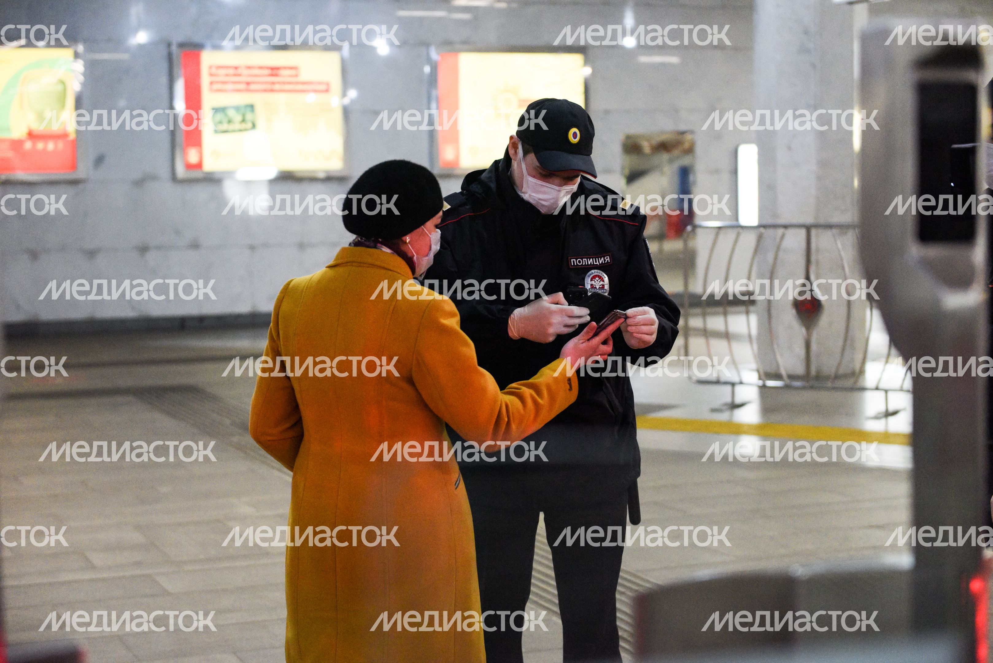 Проверка электронных пропусков в московском метро Проверка электронных пропусков в московском метро