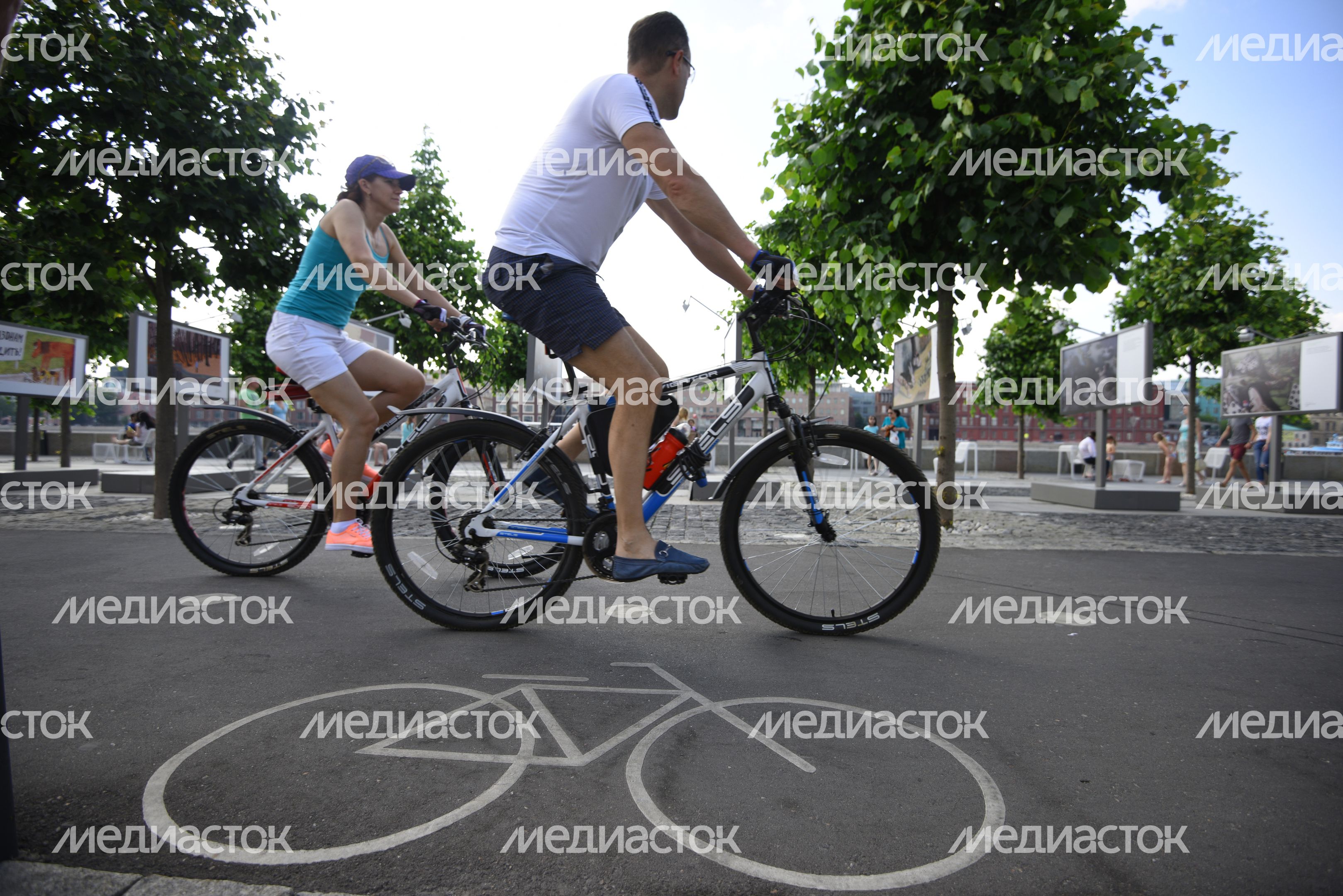 Велосипедисты на Крымской набережной в парке Музеон