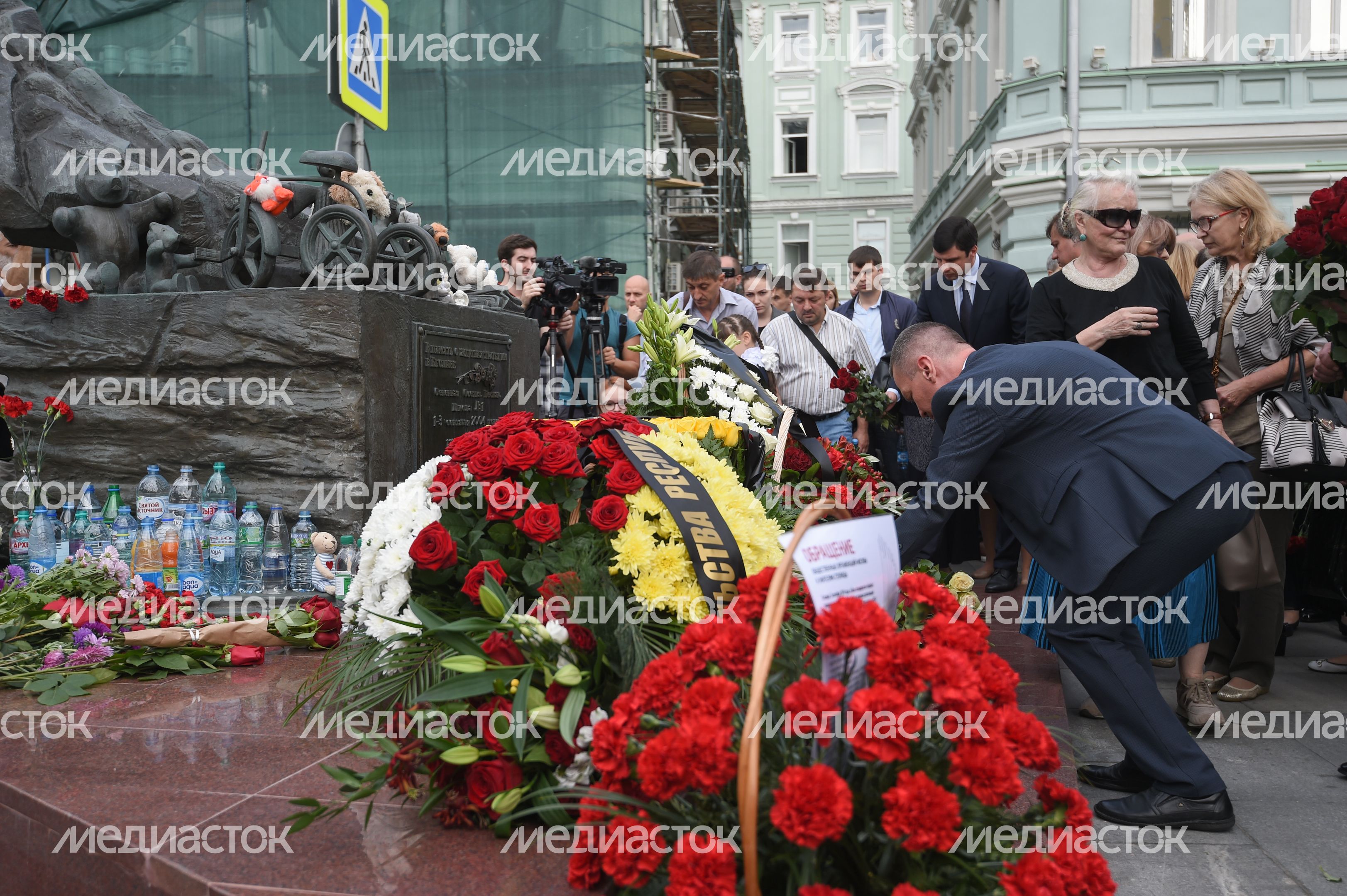 Митинг «Без слов» в память о жертвах трагедии в Беслане прошел в Москве Митинг «Без слов» в память о жертвах трагедии в Беслане прошел в Москве