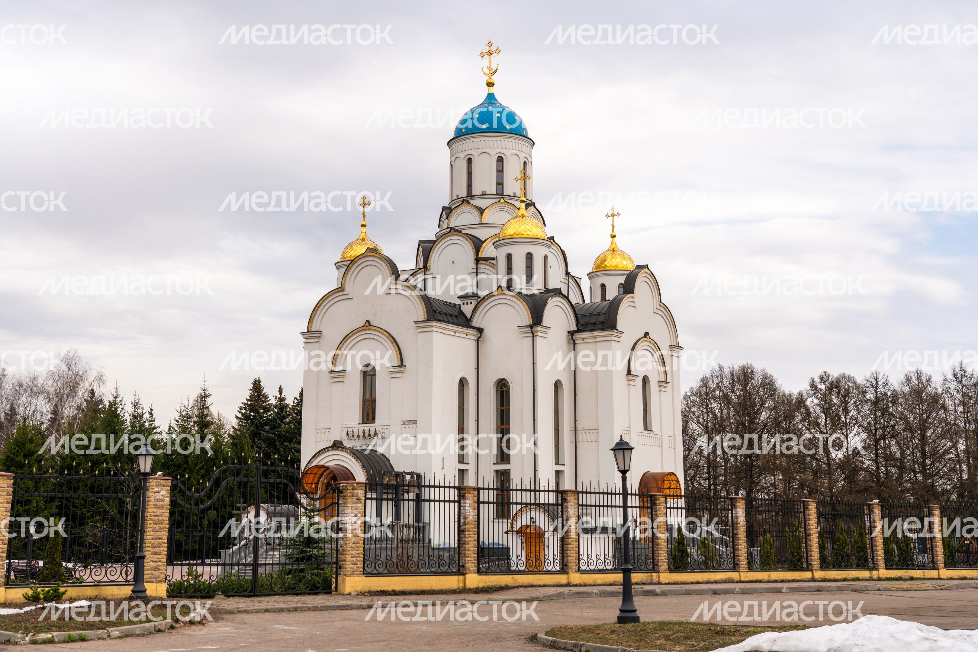 Храм Первосвятителей Московских в поселке Горки Ленинские Храм Первосвятителей Московских в поселке Горки Ленинские