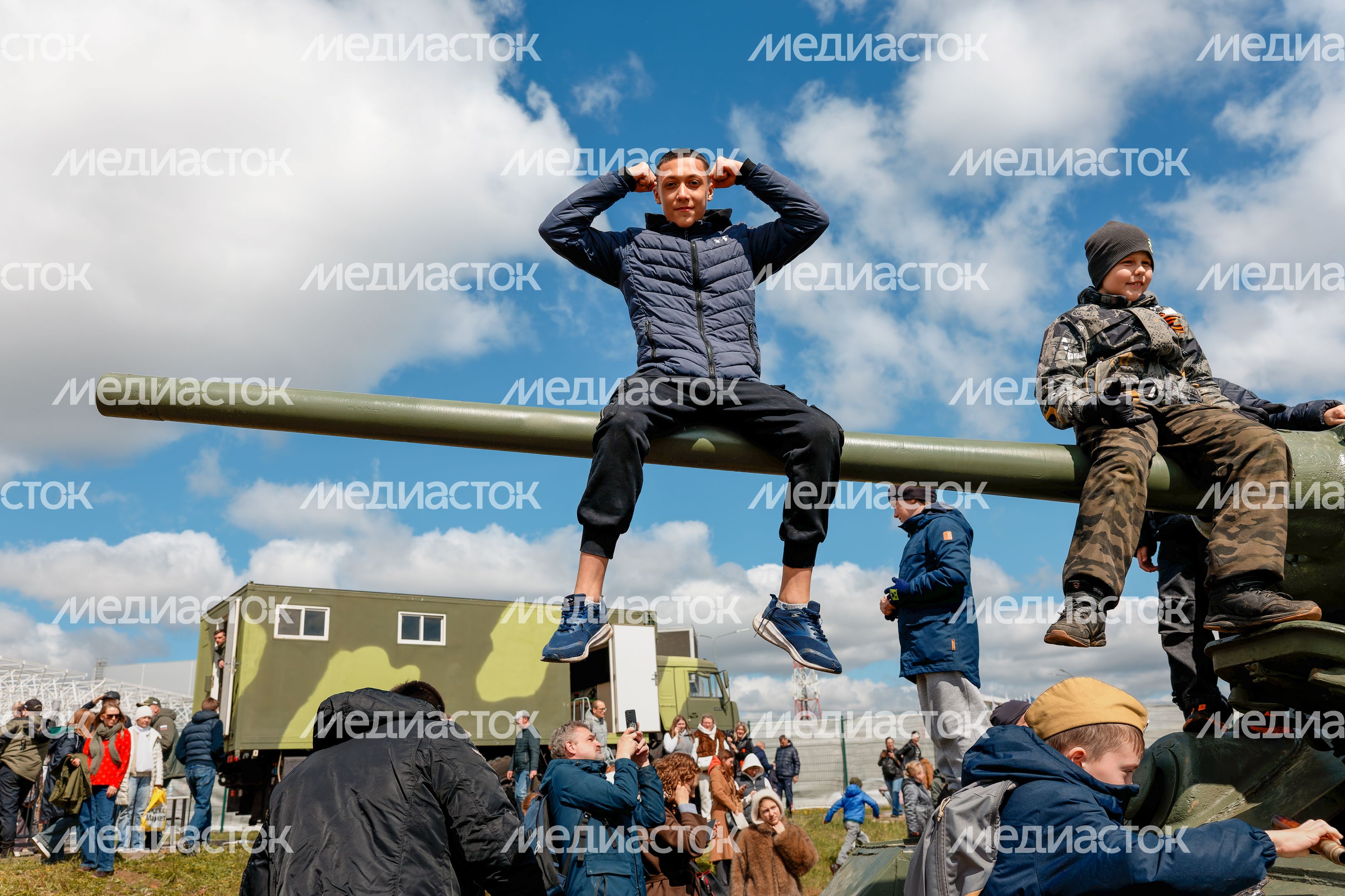 Военно-историческая реконструкция боя Великой Отечественной войны с техникой и авиацией в парке «Патриот» Одинцовского округа Военно-историческая реконструкция боя Великой Отечественной войны с техникой и авиацией в парке «Патриот» Одинцовского округа
