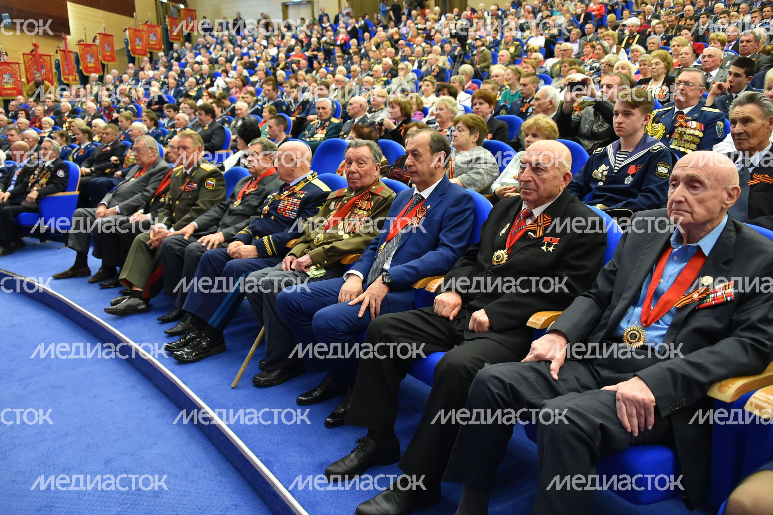А. Воробьев вручил награды на празднике в честь Дня Победы