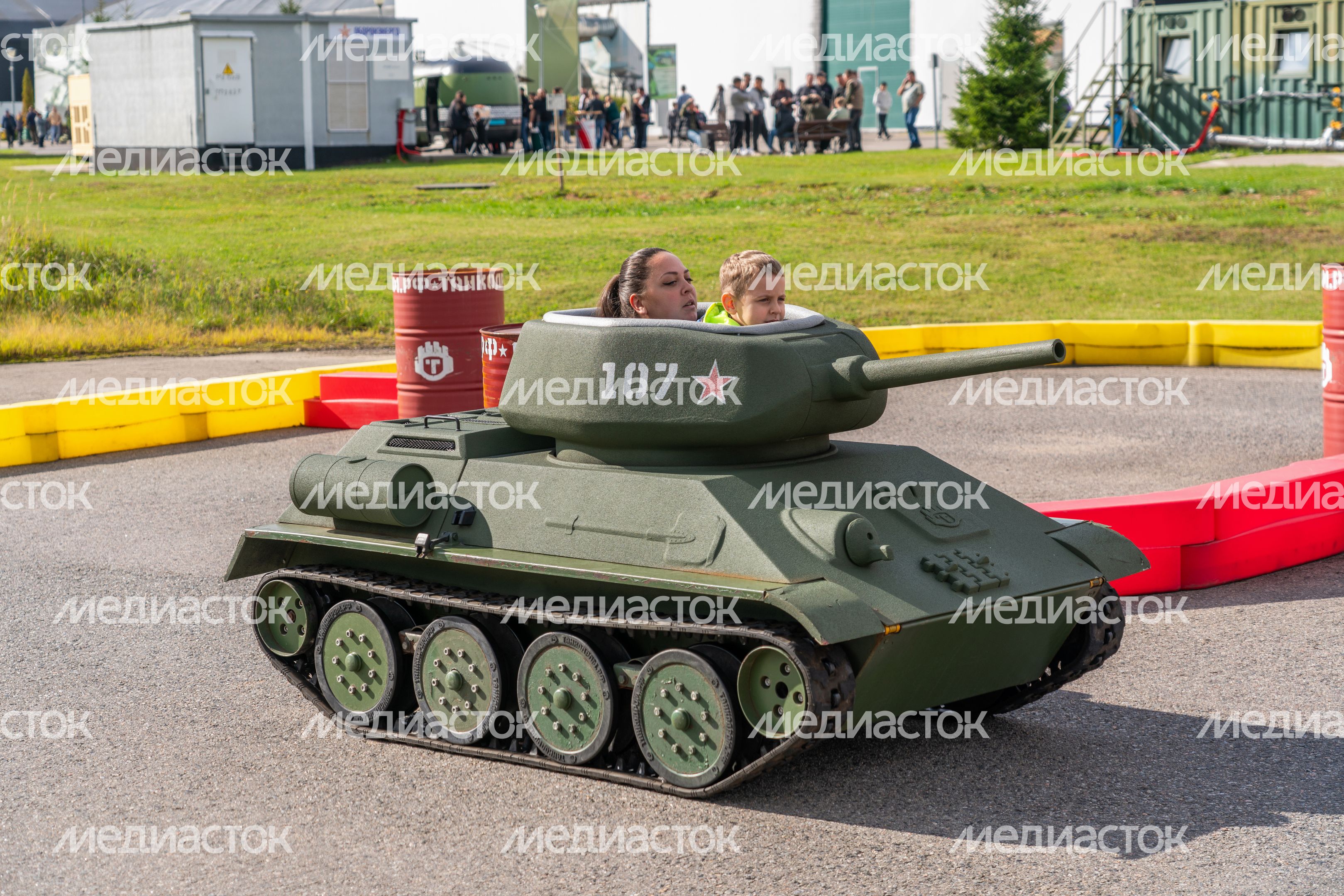 Аттракцион для детей на праздновании Дня танкиста в Центральном парке «Патриот» Одинцовского округа