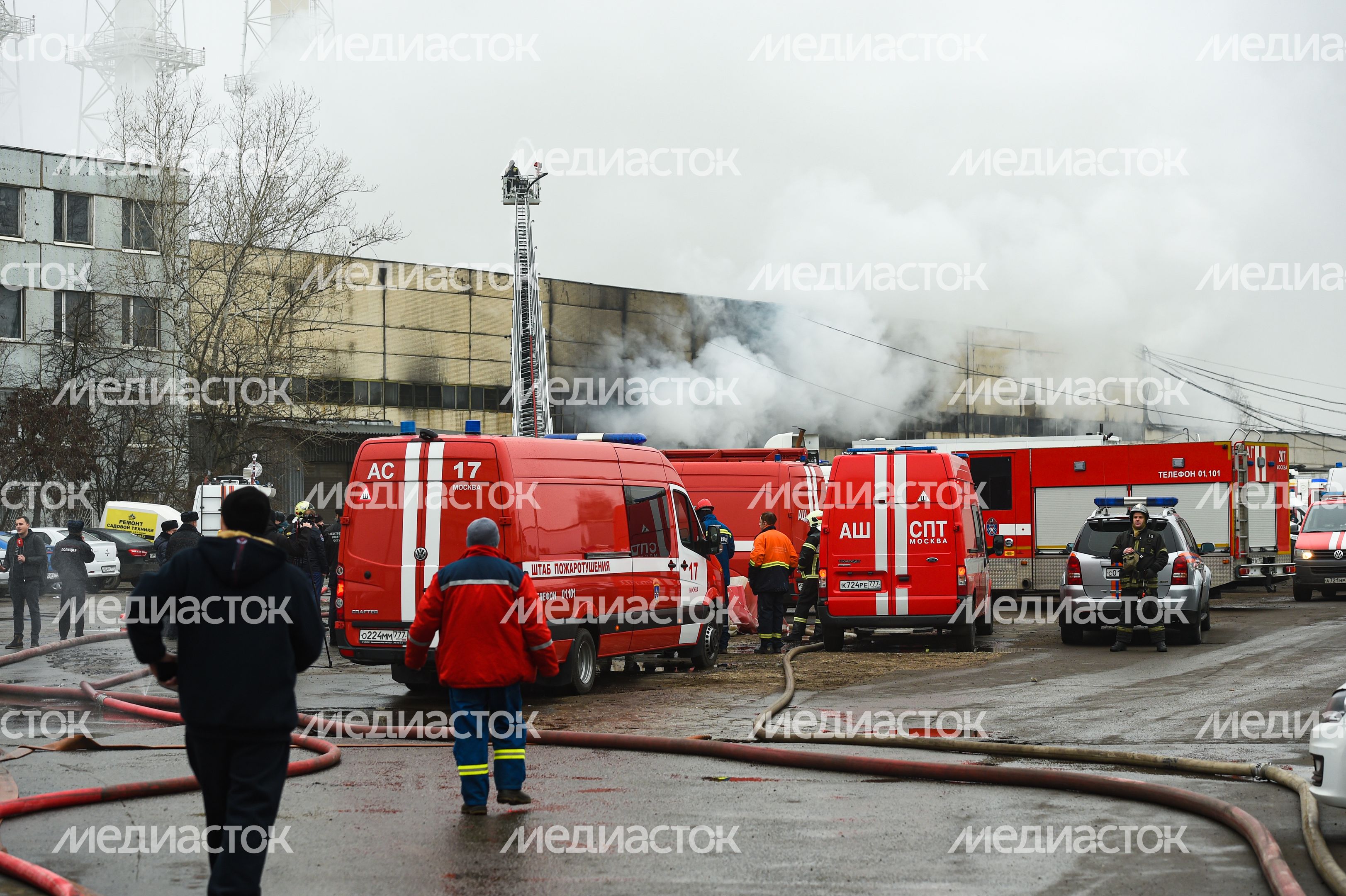 Пожар в складском помещении на улице Маршала Прошлякова в Москве