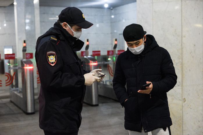 Проверка электронных пропусков в московском метро