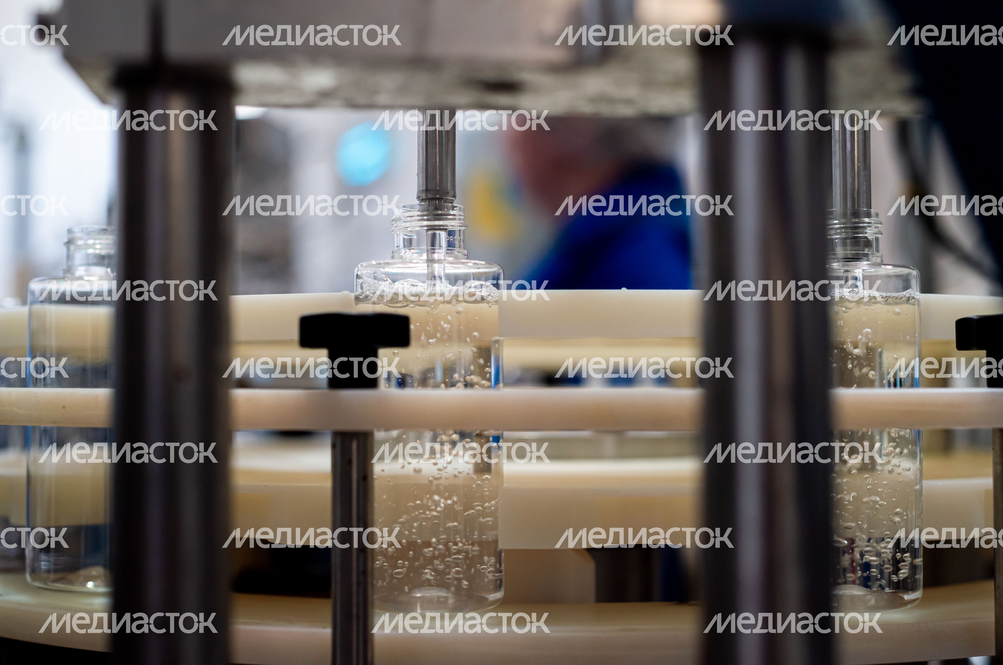 Процесс работы фабрики косметического бренда Mixit