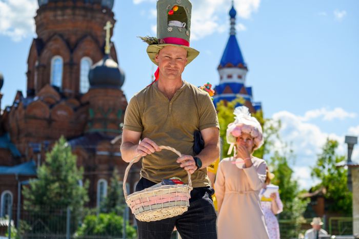 Конкурс вар-вареньевых шляп прошел на гастрономическом фестивале «Вар-Варенье» в Ликино-Дулево