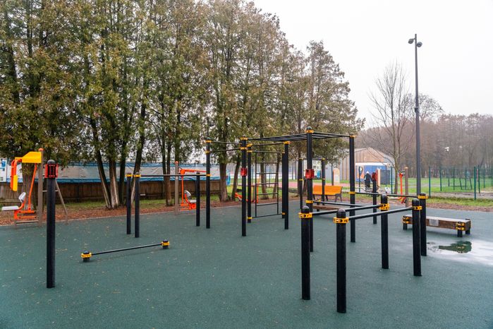 Спортивная площадка в парке «Питомник» в Серпухове осенью