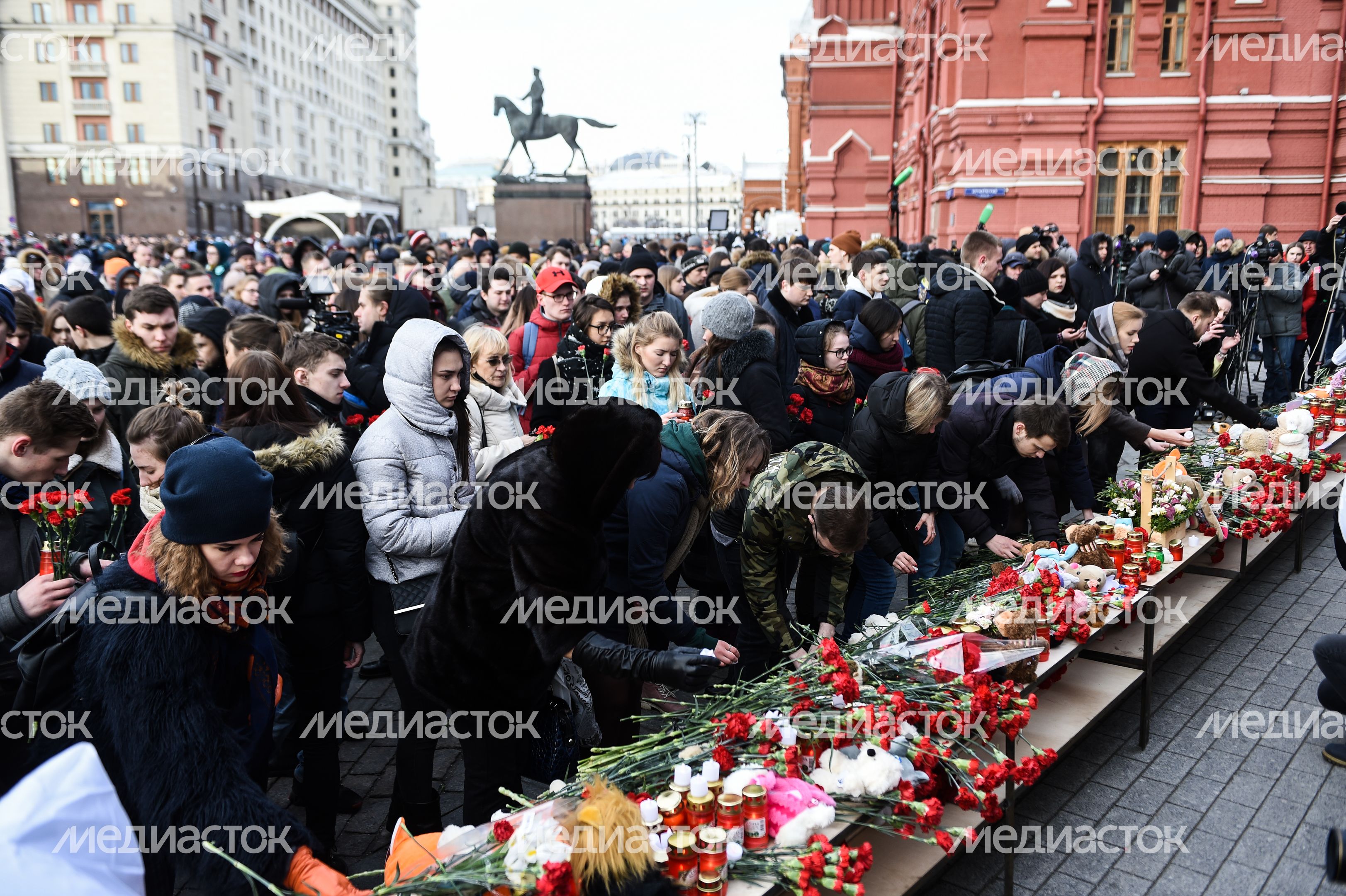 Акция в память о погибших в Кемерове на Манежной площади в Москве