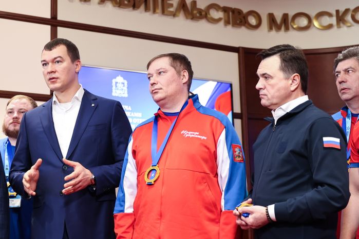 Андрей Воробьёв поздравил команду по следж-хоккею «Гвардия» с победой