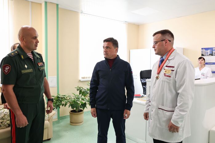 Андрей Воробьев наградил медиков в госпитале Росгвардии в Балашихе