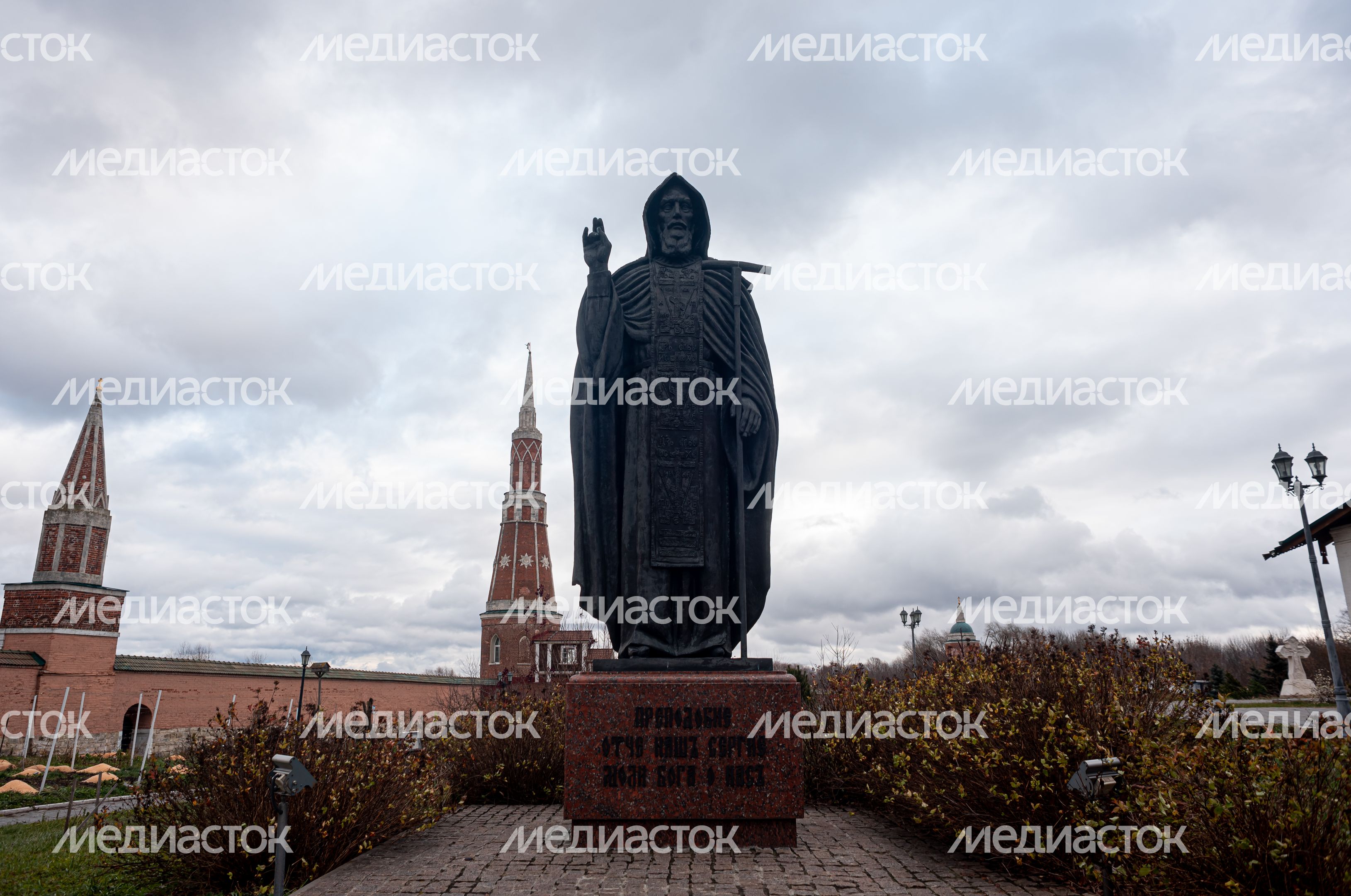 Осенние виды Богоявленского Старо-Голутвина мужского монастыря