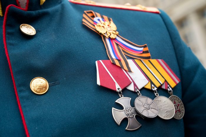 Участники специальной военной операции с детьми возложили цветы к Могиле Неизвестного Солдата