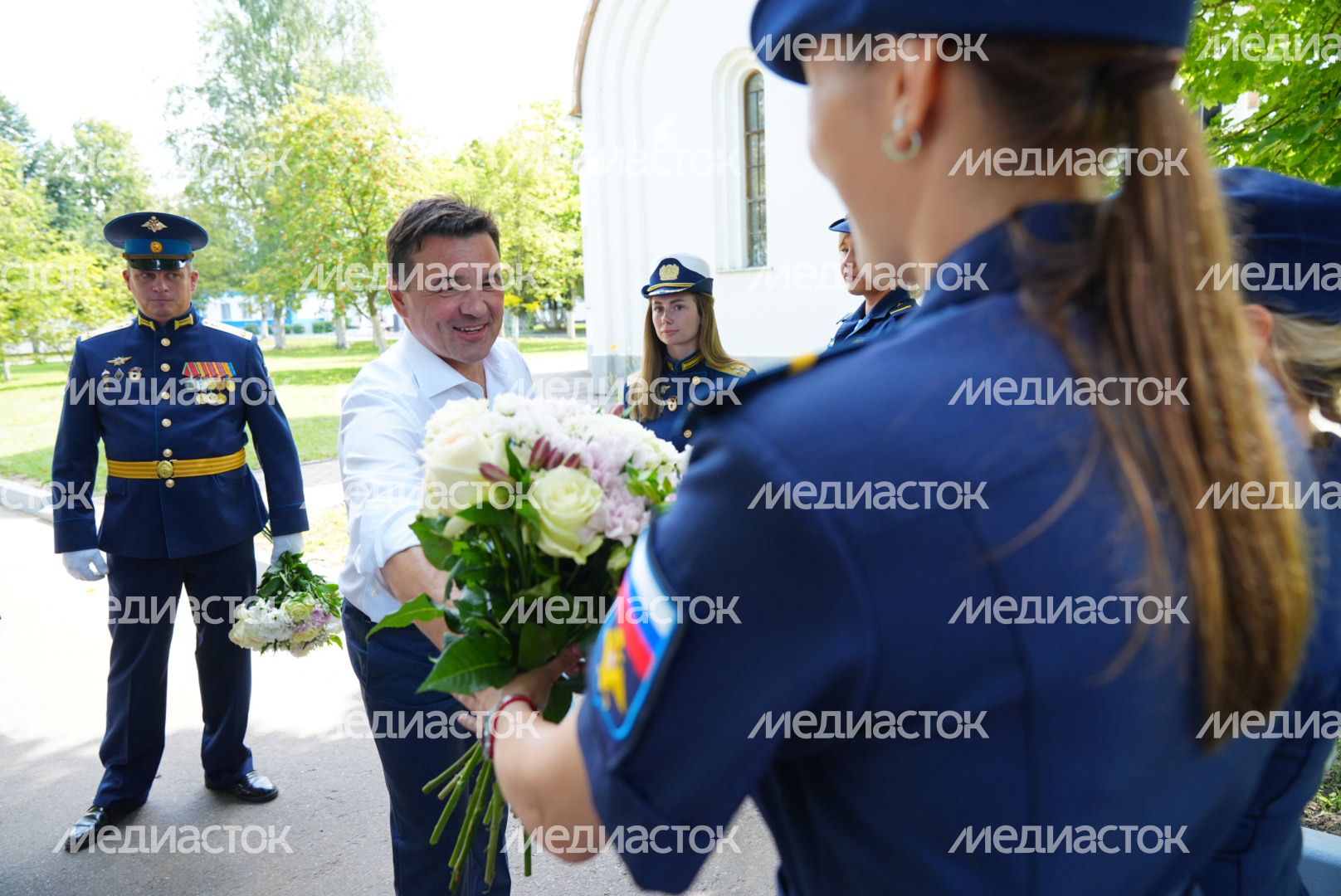 Поздравление военнослужащих с Днем ВДВ в Медвежьих Озерах Губернатором Подмосковья