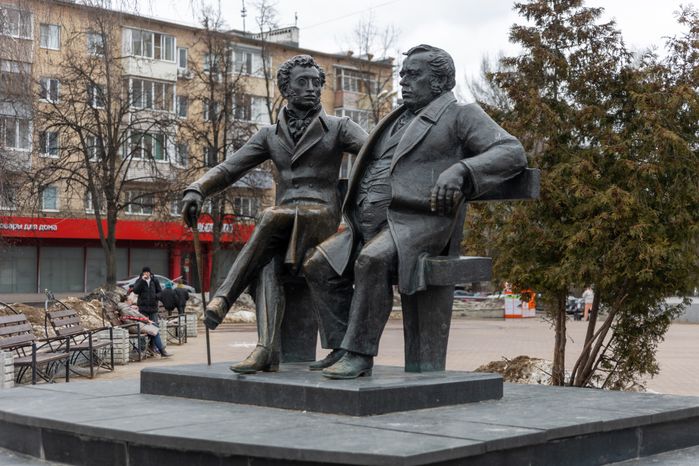 Памятник Пушкину и Крылову
