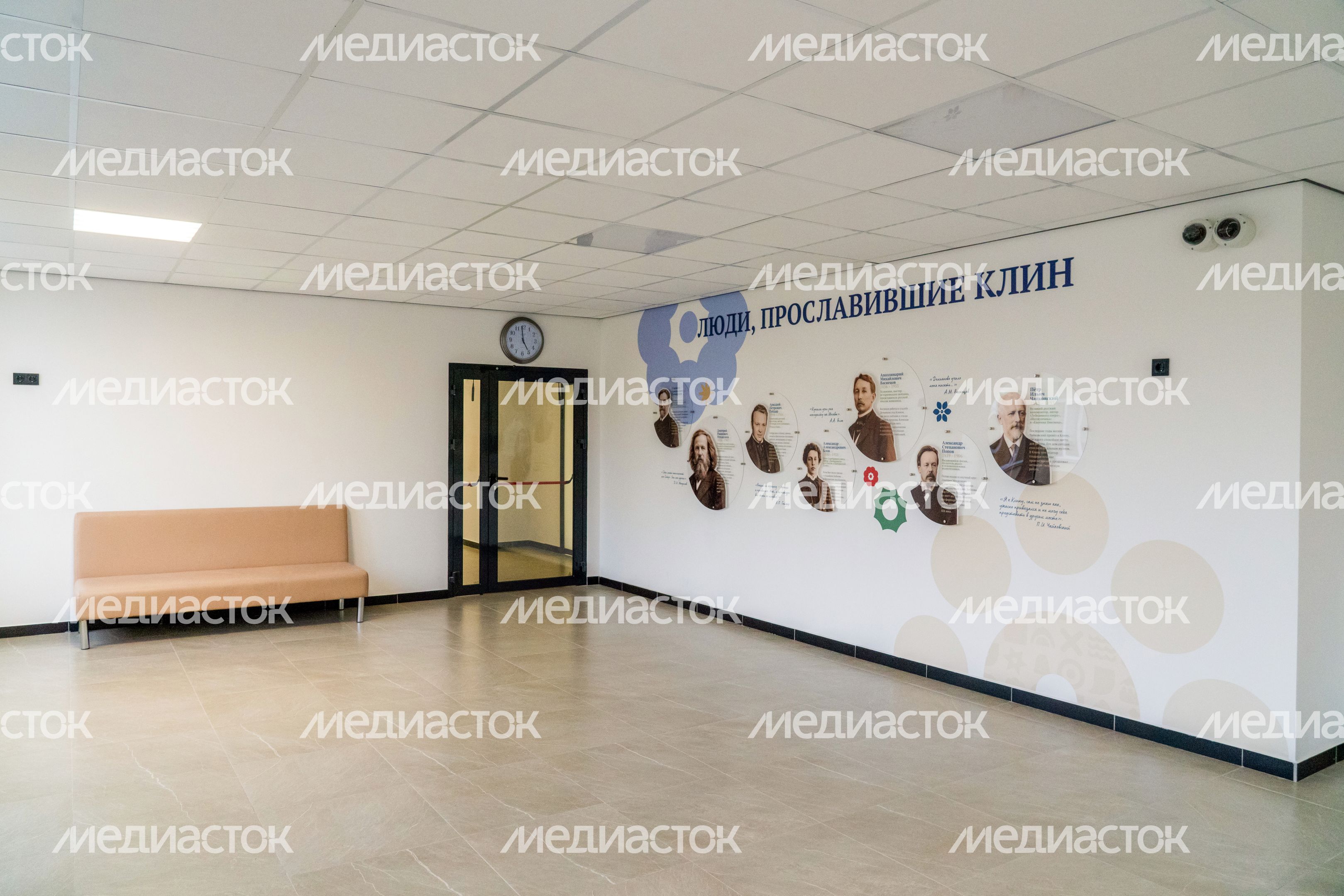 Коридор гимназии им. К.Д. Ушинского в Клину после капитального ремонта Коридор гимназии им. К.Д. Ушинского в Клину после капитального ремонта