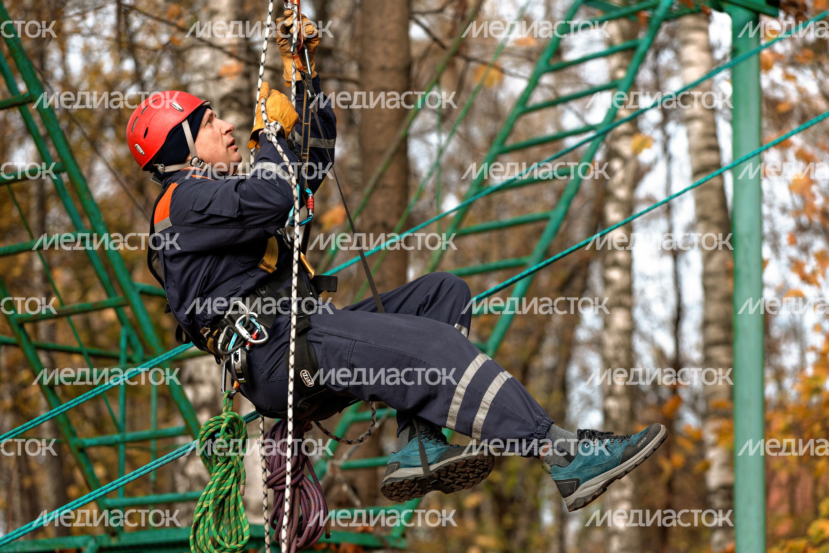 Спасатели демонстрируют навыки альпинистской подготовки на квалификационном экзамене Спасатели демонстрируют навыки альпинистской подготовки на квалификационном экзамене