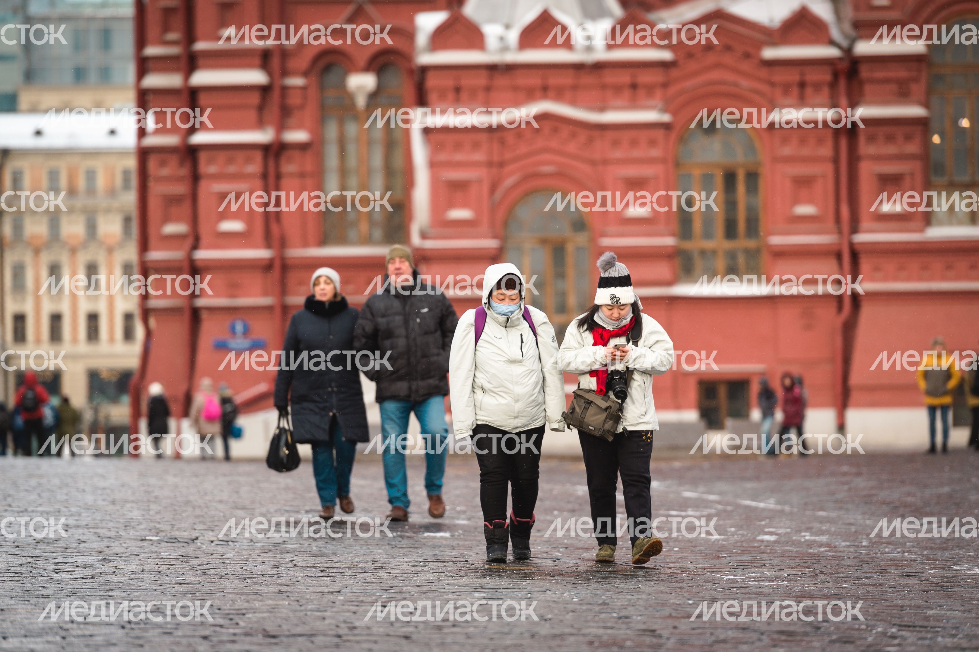 Люди в масках в период эпидемии коронавируса