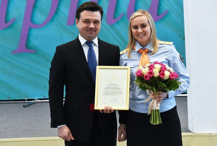 Вручение наград женщинам на торжестве в честь 8 Марта