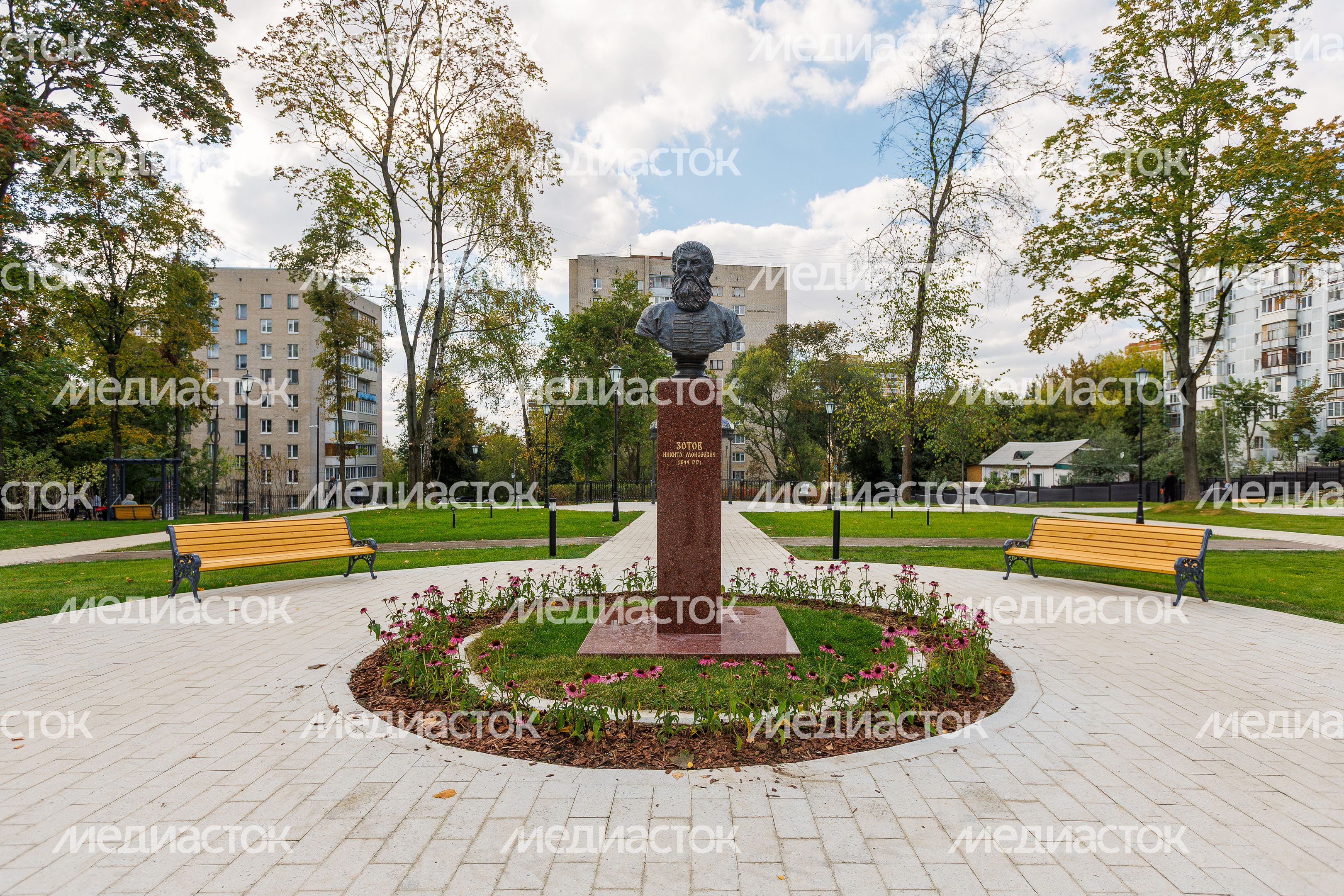 Бюст первому учителю Петра I Никите Моисеевичу Зотову в сквере усадьбы Лыткарино Бюст первому учителю Петра I Никите Моисеевичу Зотову в сквере усадьбы Лыткарино