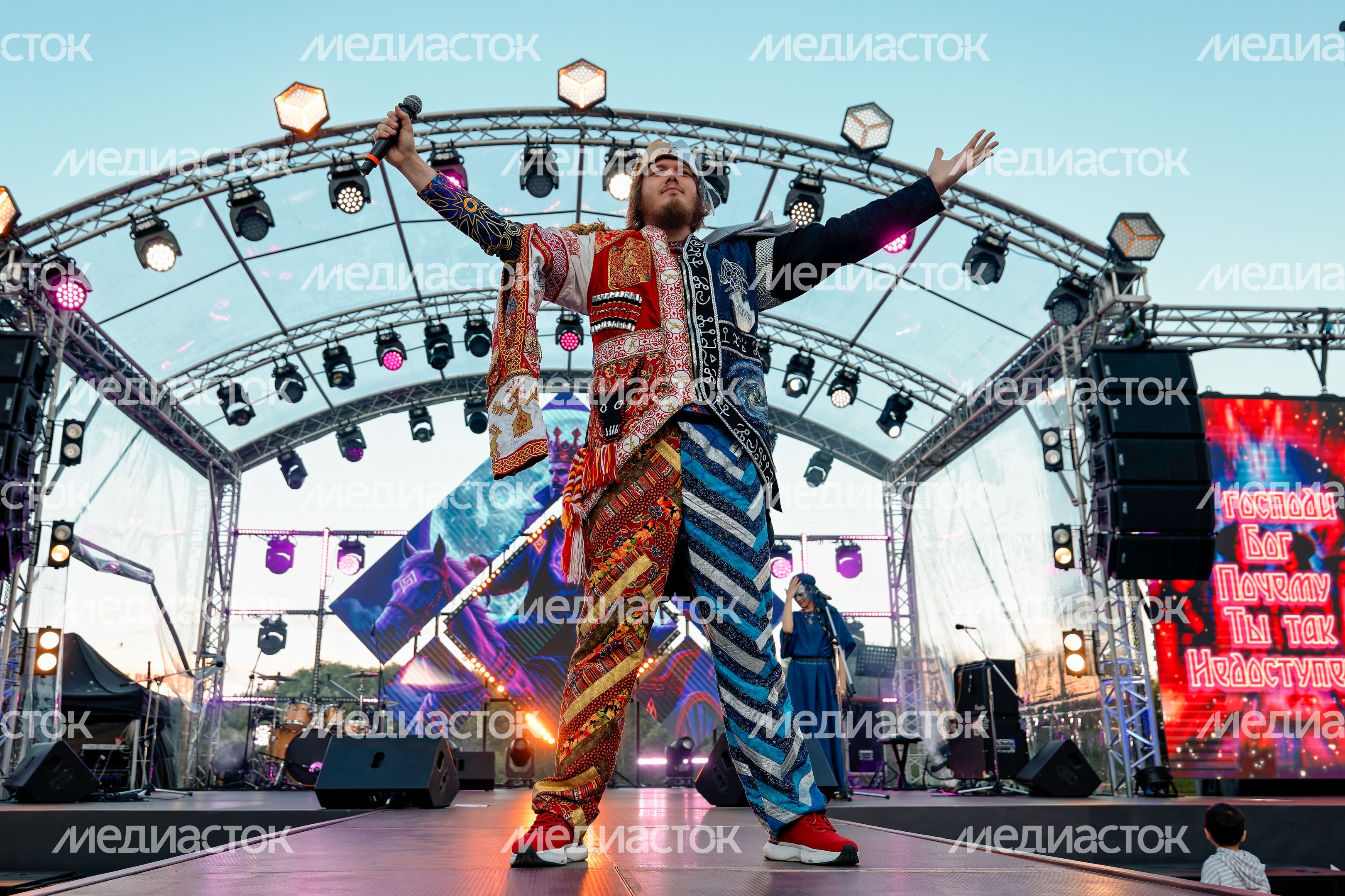 Певец Алексей Нарратив Бобров на конкурсе современной этнической музыки на фестивале «RUS_СВЕТ 2025» в Красногорске Певец Алексей Нарратив Бобров на конкурсе современной этнической музыки на фестивале «RUS_СВЕТ 2025» в Красногорске
