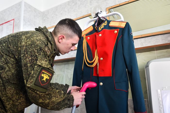 Подготовка военнослужащих отдельного комендантского Преображенского полка к военному параду на Красной площади