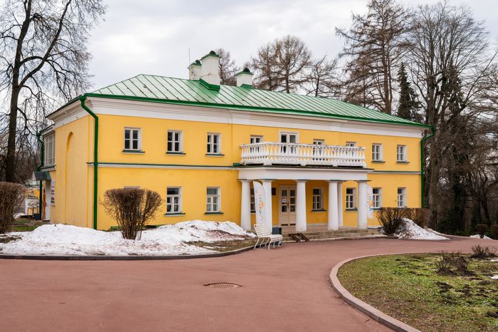 Главный дом усадьбы Горки Ленинские весной