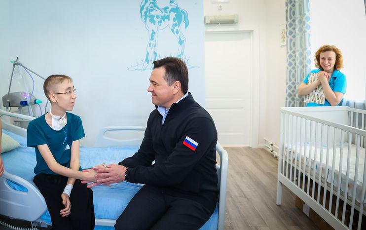 Губернатор и протоиерей Александр Ткаченко навестили юных пациентов Московского областного хосписа
