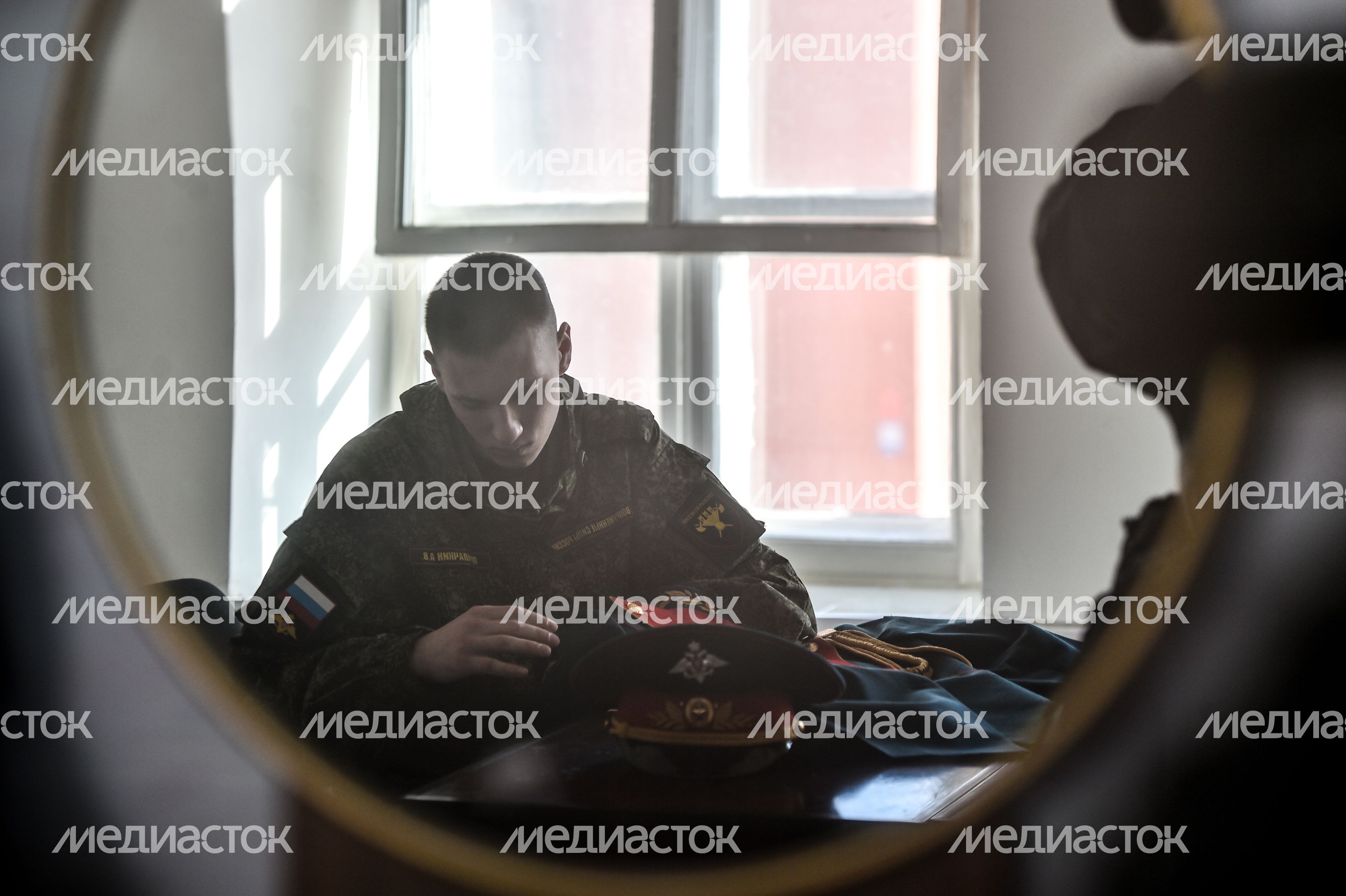 Подготовка военнослужащих отдельного комендантского Преображенского полка к военному параду на Красной площади