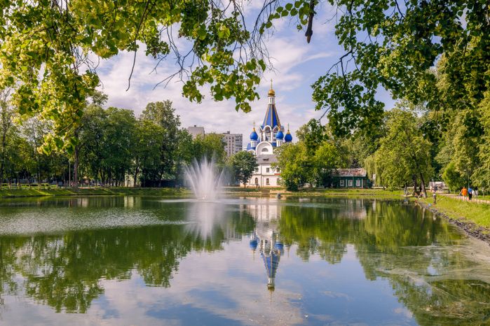 Парк Усадьбы Крафта в Королеве летом
