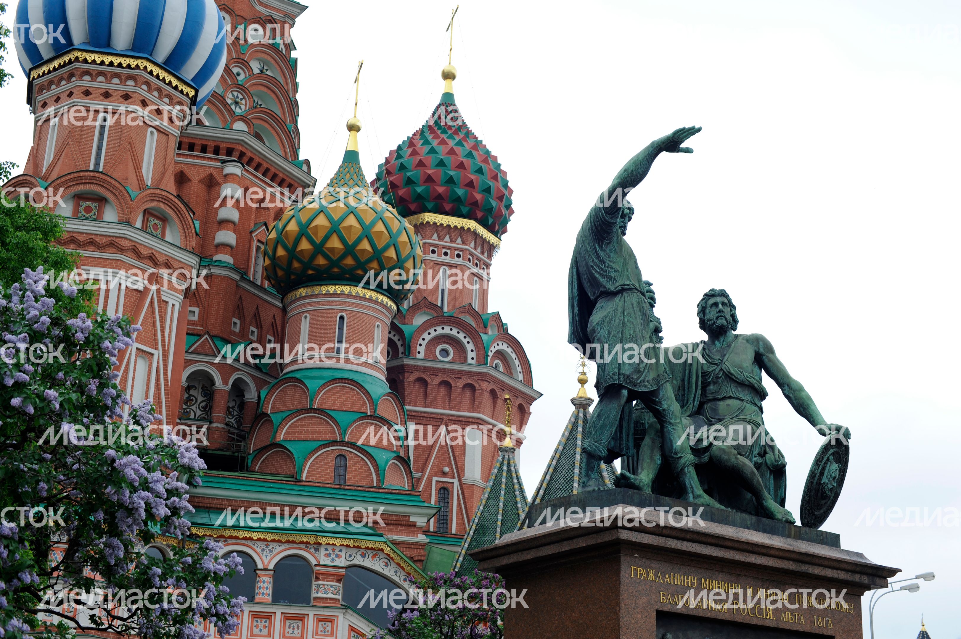 Памятник Минину и Пожарскому на Красной площади в Москве Памятник Минину и Пожарскому на Красной площади в Москве