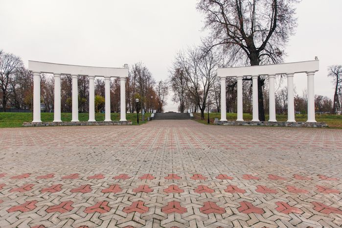 Колоннада Юсуповского сквера в Долгопрудном осенью