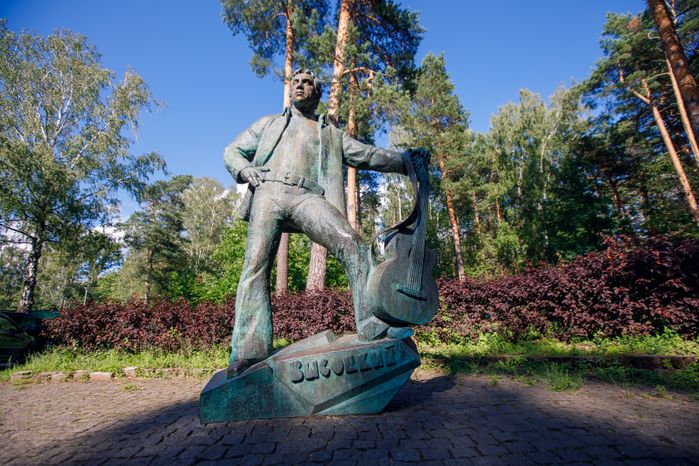 Дубна. Памятник и аллея Высоцкого