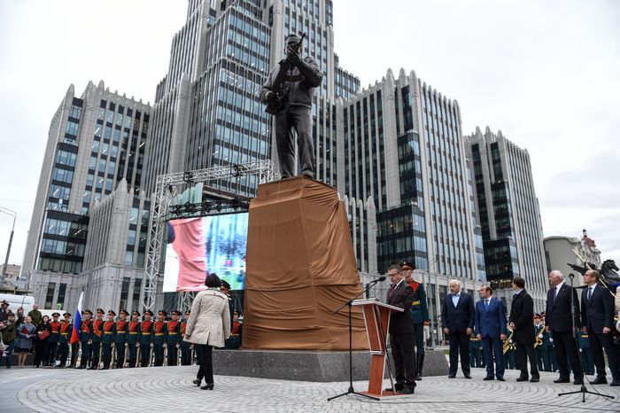 В Москве торжественно открыли памятник Михаилу Калашникову