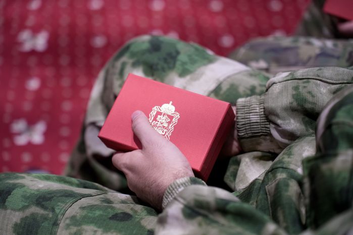 Ветеранам СВО и семьям погибших Героев вручили ключи от автомобилей