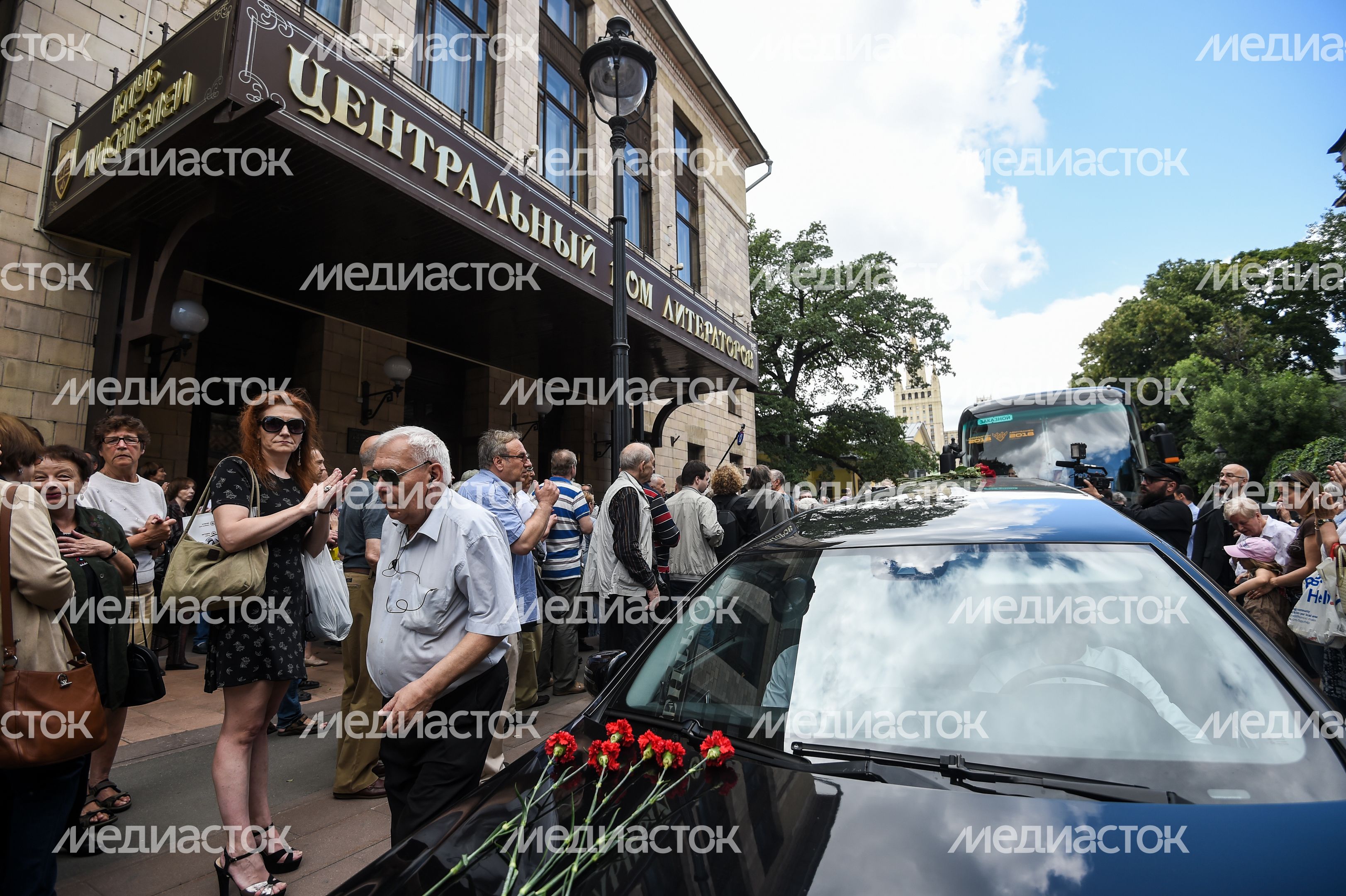 Церемония прощания с писателем Владимиром Войновичем в Москве Церемония прощания с писателем Владимиром Войновичем в Москве