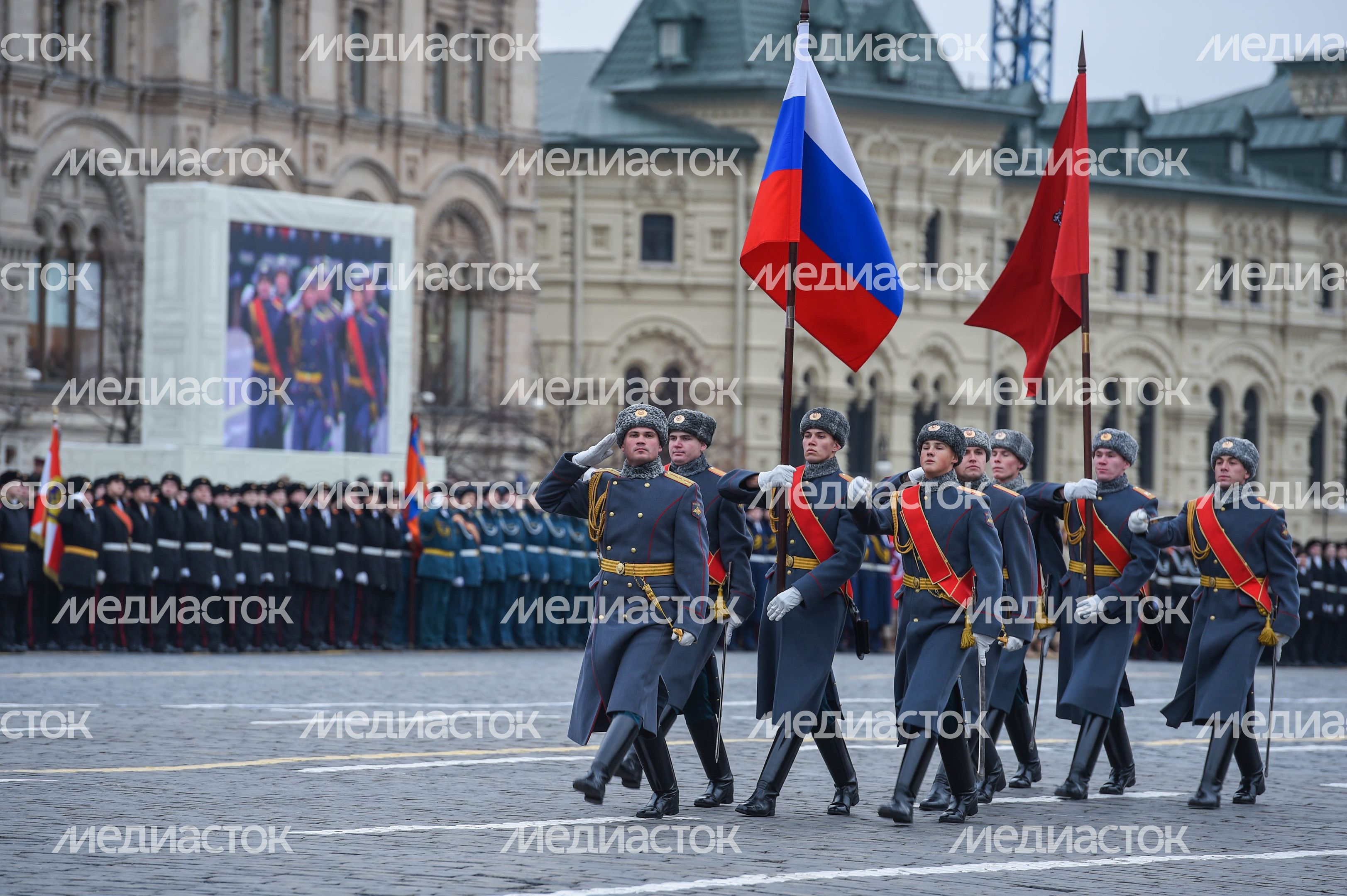 Торжественный марш в честь парада 1941 года на Красной площади в Москве