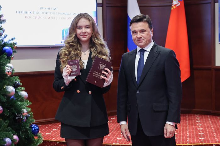 Андрей Воробьев вручил первые паспорта юным жителям Подмосковья