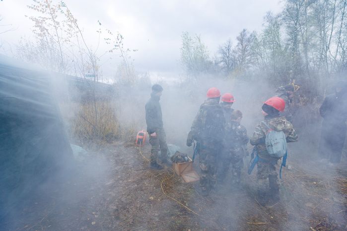 Мастер-класс от спасателей по тушению пожара в палатке на фестивале безопасного туризма